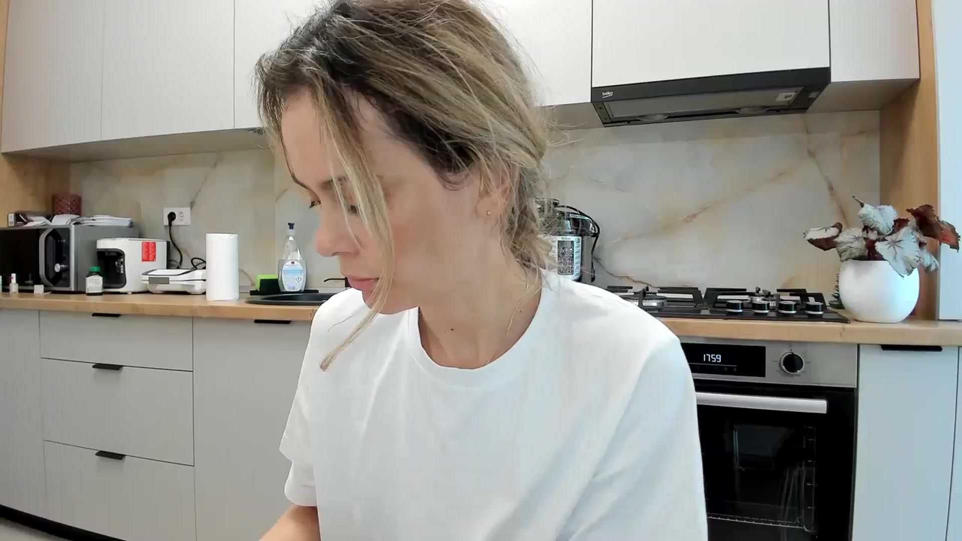 Gallery image thumbnail from DebbyPaige's myfreecams stream on, 02/19/2024, 15:25 image 15 of 20