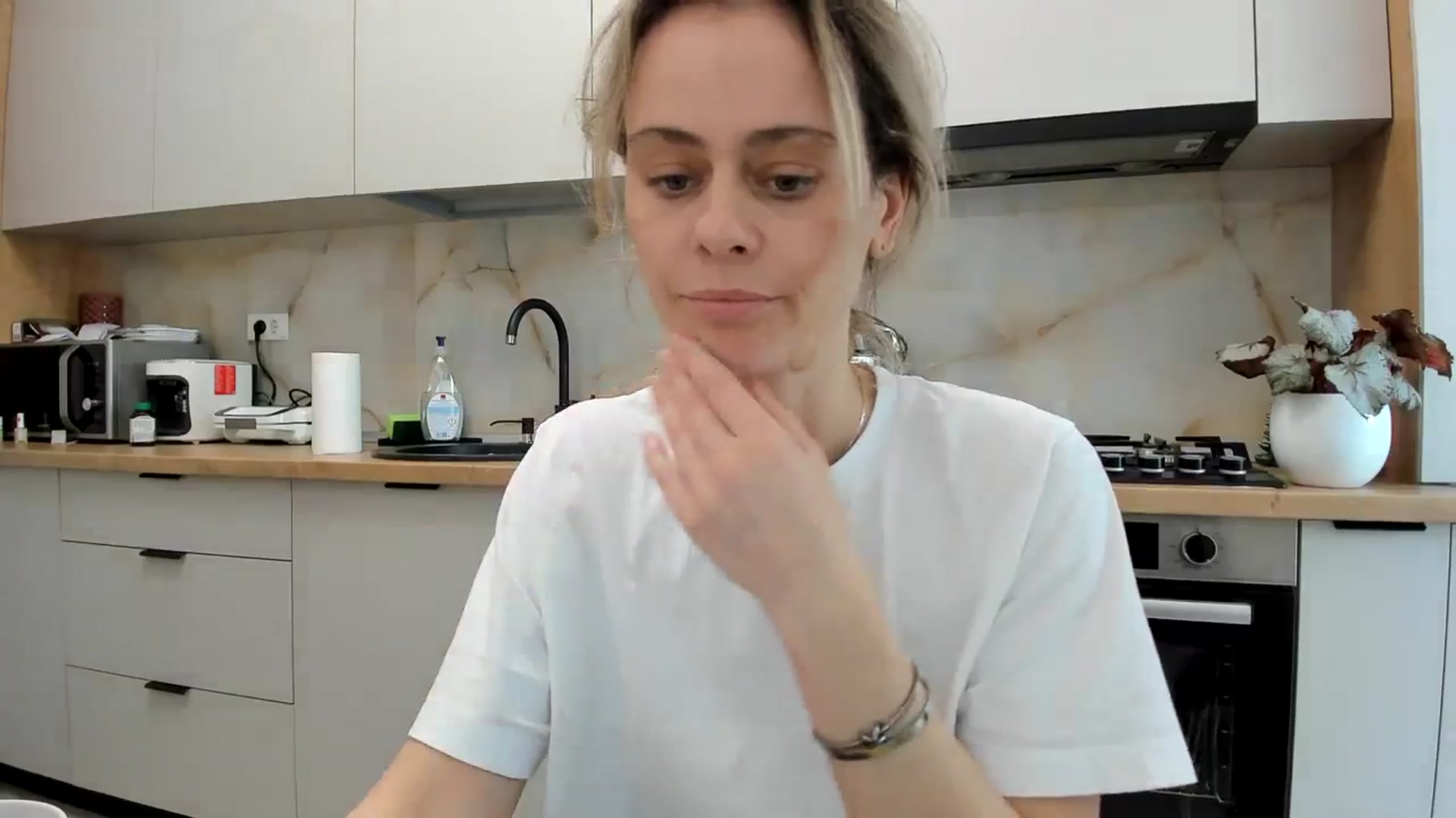 Gallery image thumbnail from DebbyPaige's myfreecams stream on, 02/19/2024, 15:25 image 11 of 20