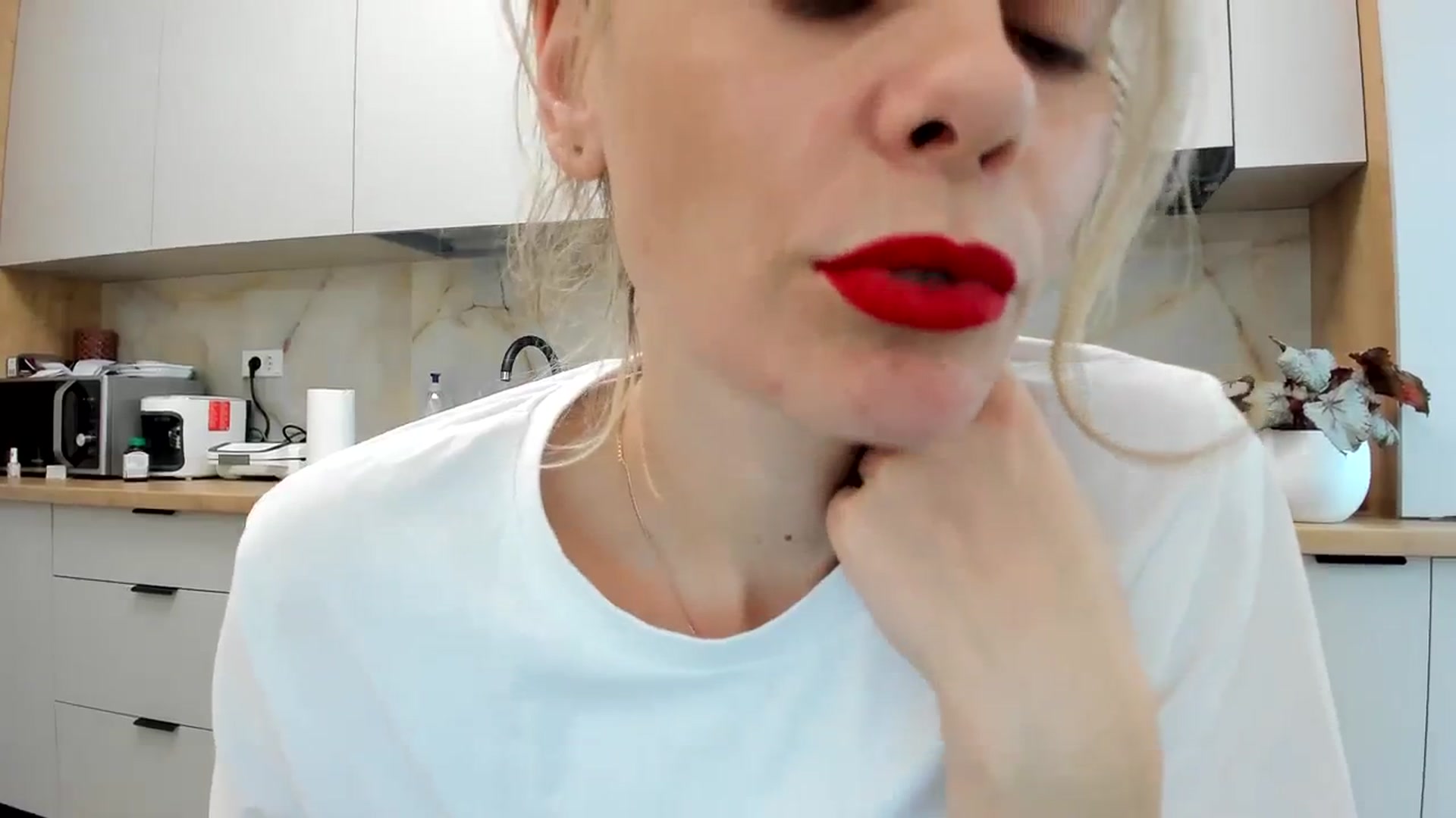 Gallery image thumbnail from DebbyPaige's myfreecams stream on, 02/19/2024, 15:25 image 17 of 20