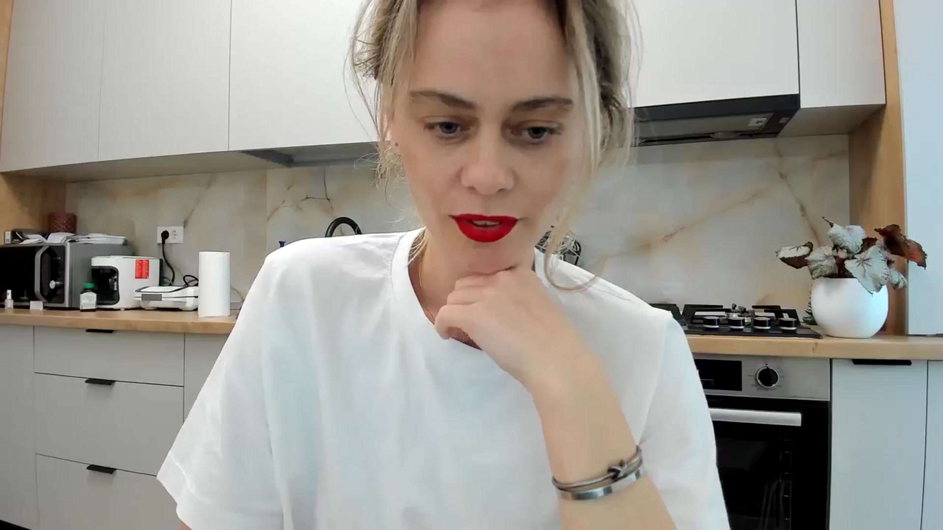 Gallery image thumbnail from DebbyPaige's myfreecams stream on, 02/19/2024, 15:25 image 18 of 20