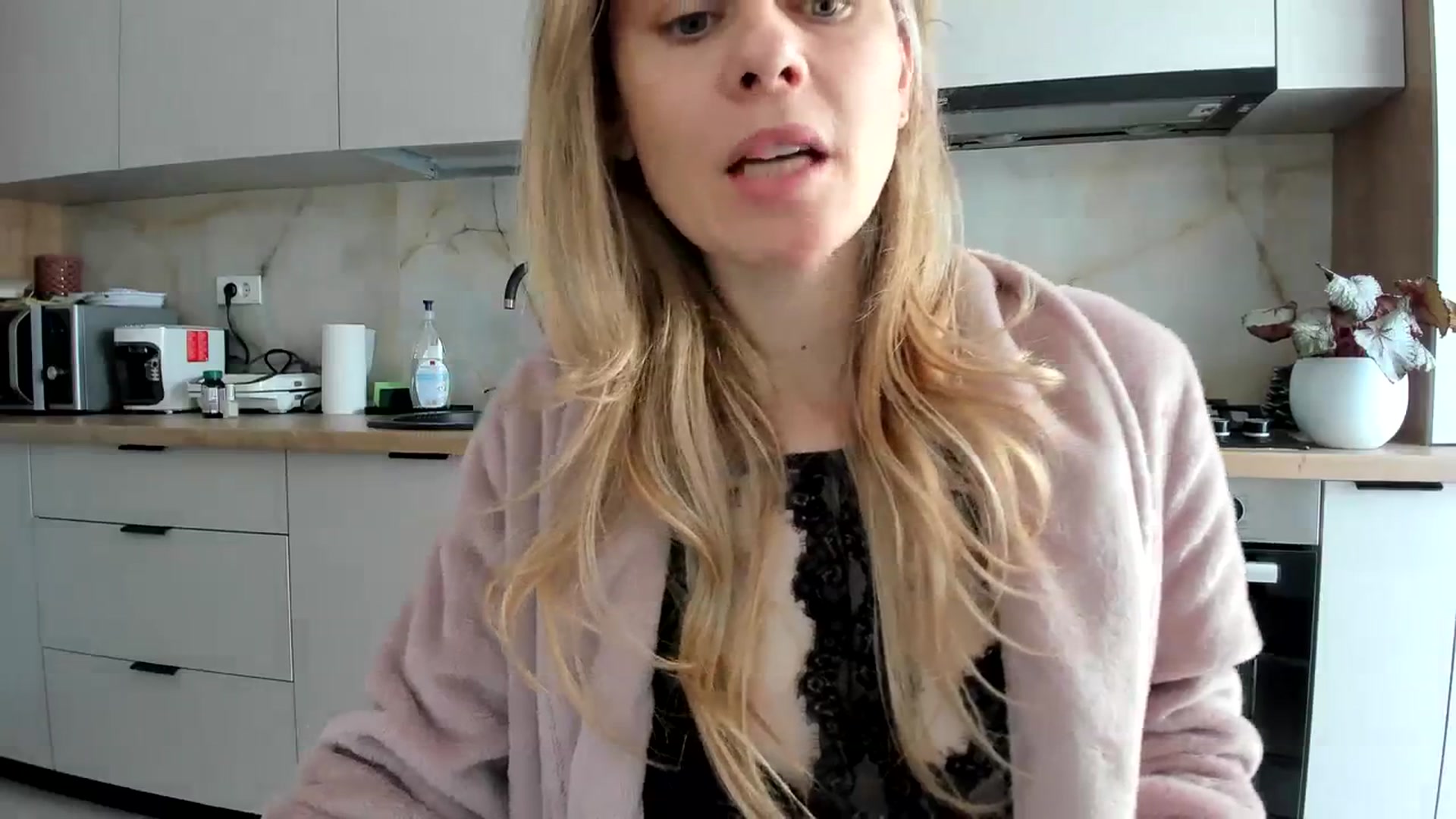 Gallery image thumbnail from DebbyPaige's myfreecams stream on, 02/20/2024, 09:49 image 17 of 20