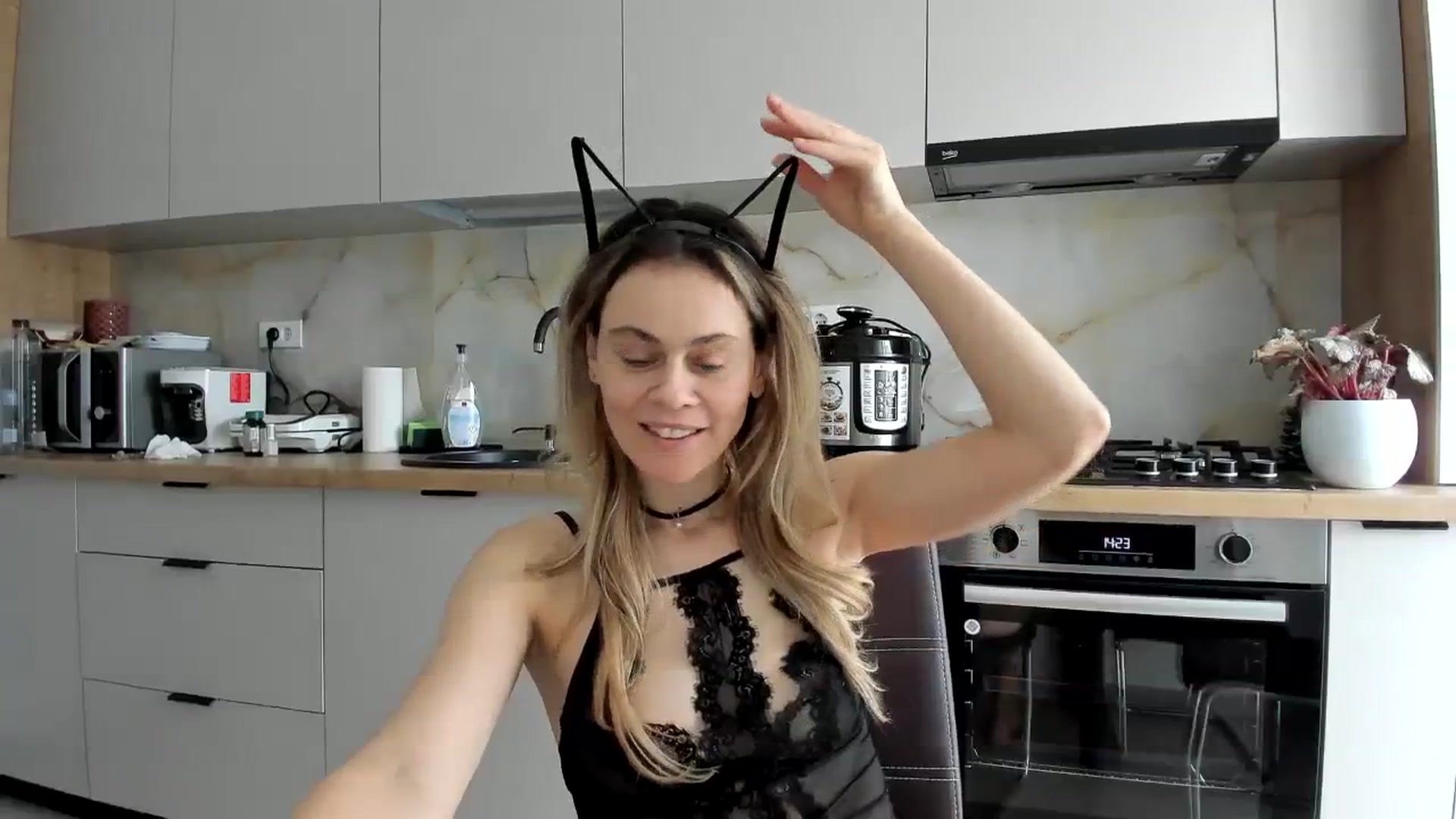 Gallery image thumbnail from DebbyPaige's myfreecams stream on, 02/20/2024, 11:32 image 19 of 20