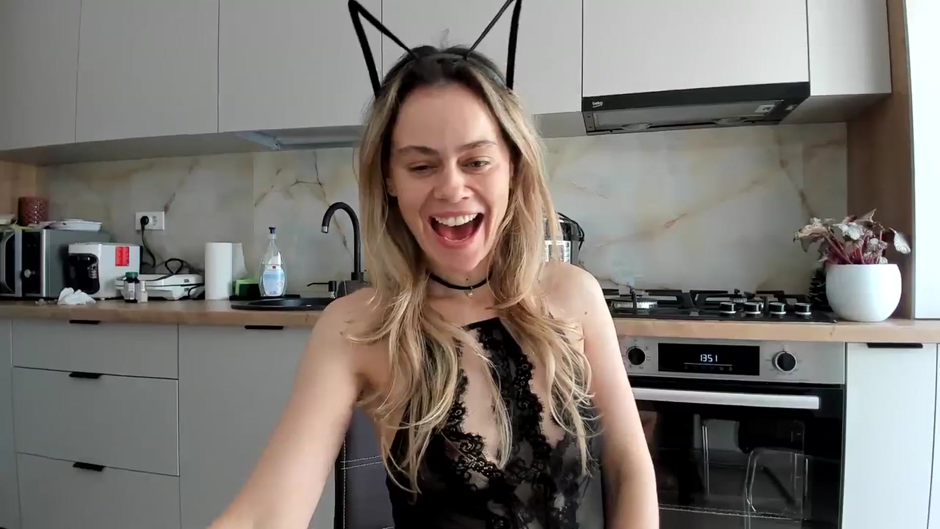 Gallery image thumbnail from DebbyPaige's myfreecams stream on, 02/20/2024, 11:32 image 7 of 20