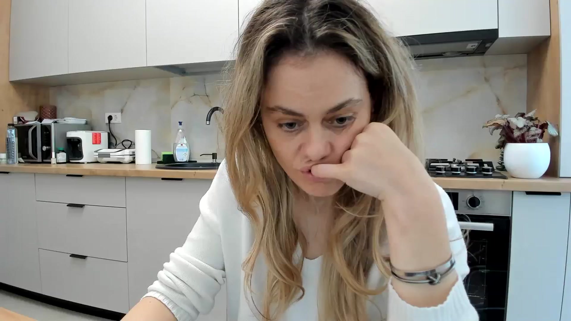 Gallery image thumbnail from DebbyPaige's myfreecams stream on, 02/20/2024, 14:16 image 12 of 20