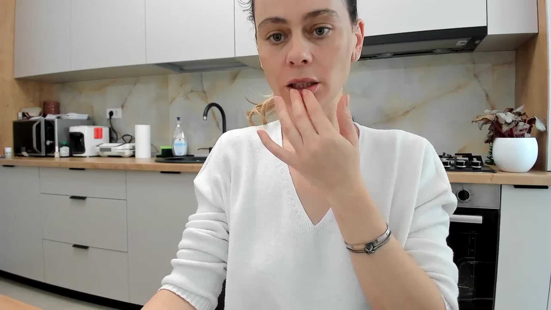 Gallery image thumbnail from DebbyPaige's myfreecams stream on, 02/20/2024, 14:16 image 18 of 20