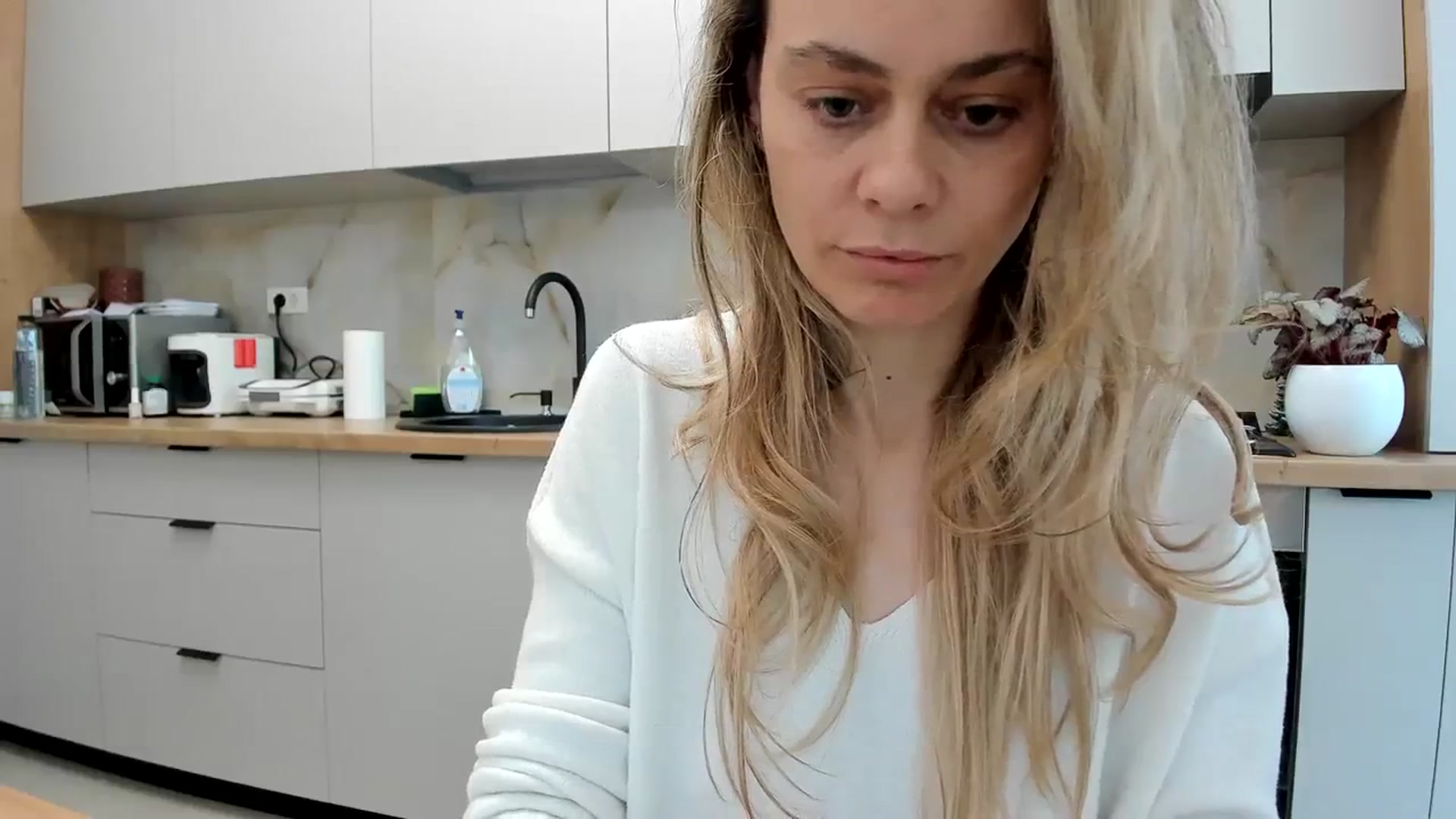 Gallery image thumbnail from DebbyPaige's myfreecams stream on, 02/20/2024, 14:16 image 13 of 20