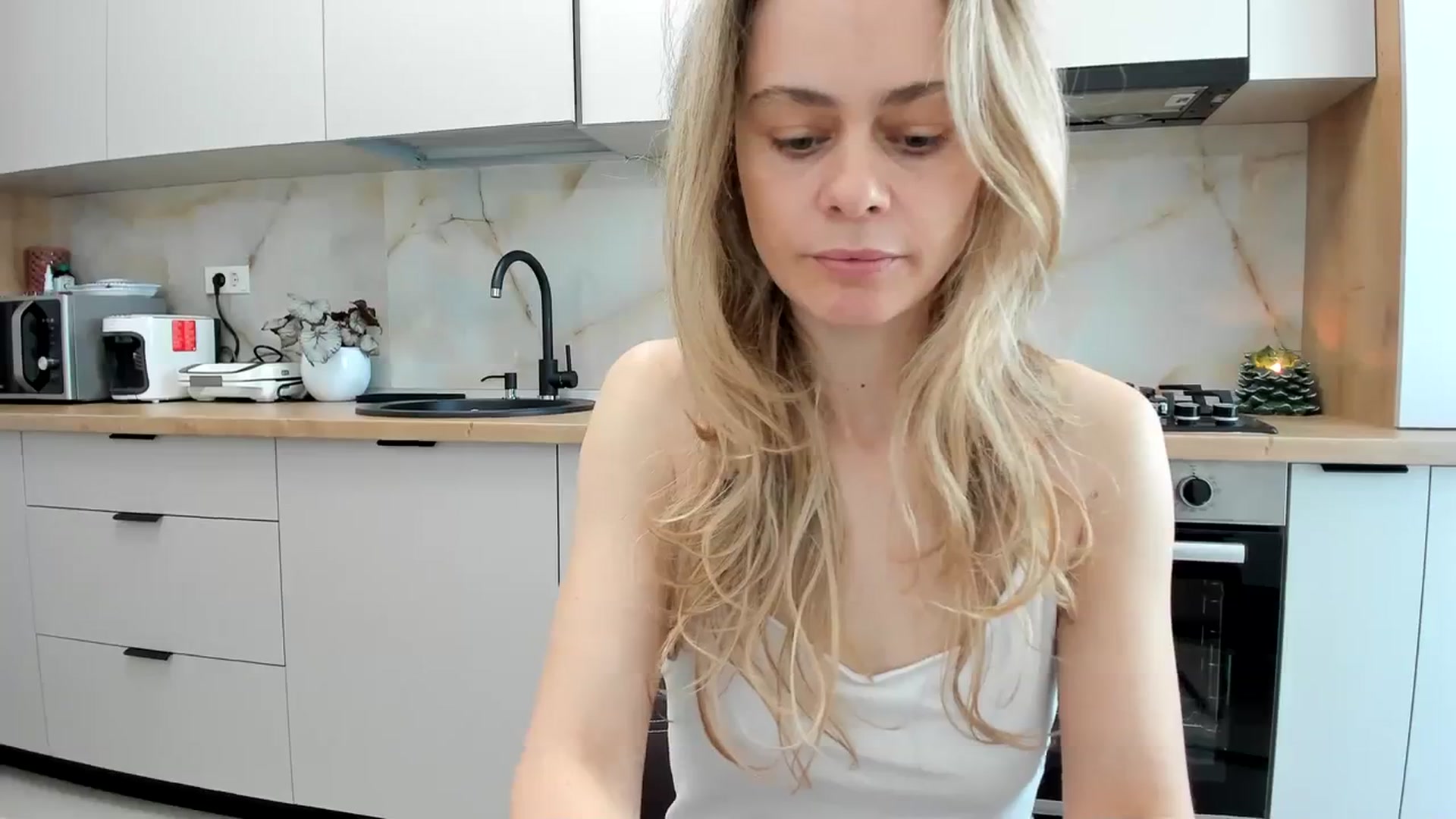 Gallery image thumbnail from DebbyPaige's myfreecams stream on, 02/22/2024, 12:50 image 7 of 20