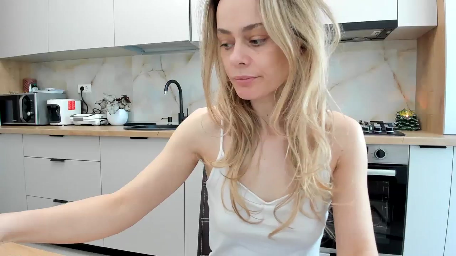 Gallery image thumbnail from DebbyPaige's myfreecams stream on, 02/22/2024, 12:50 image 5 of 20