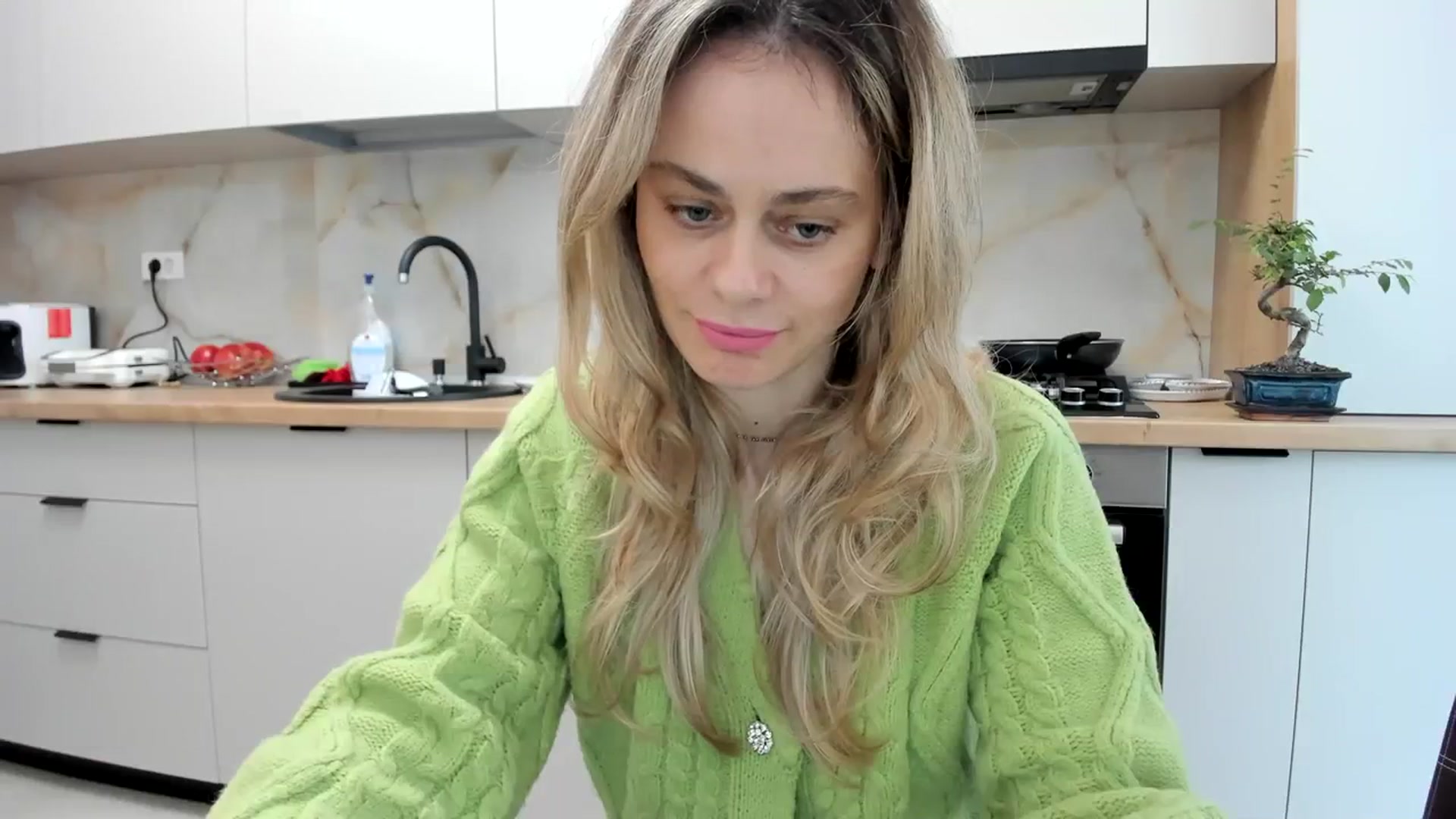 Gallery image thumbnail from DebbyPaige's myfreecams stream on, 03/13/2024, 14:33 image 9 of 20
