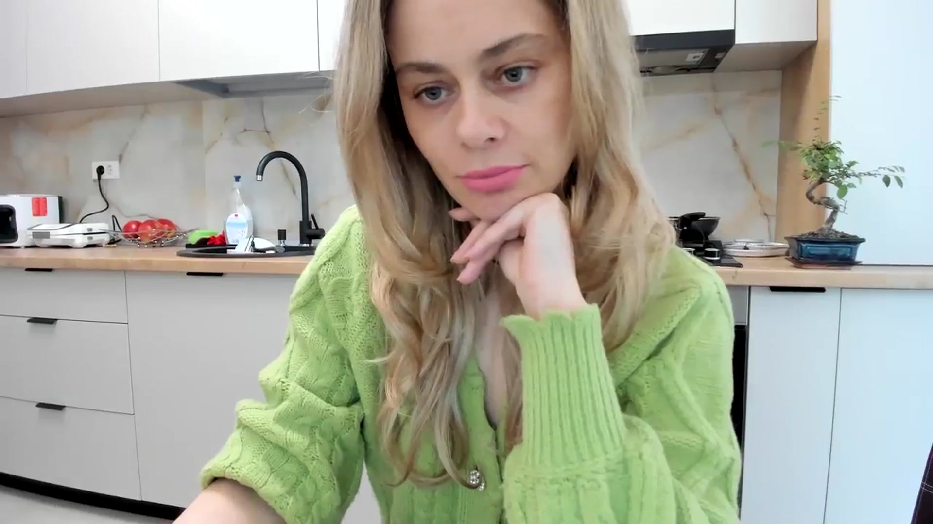 Gallery image thumbnail from DebbyPaige's myfreecams stream on, 03/13/2024, 14:33 image 6 of 20