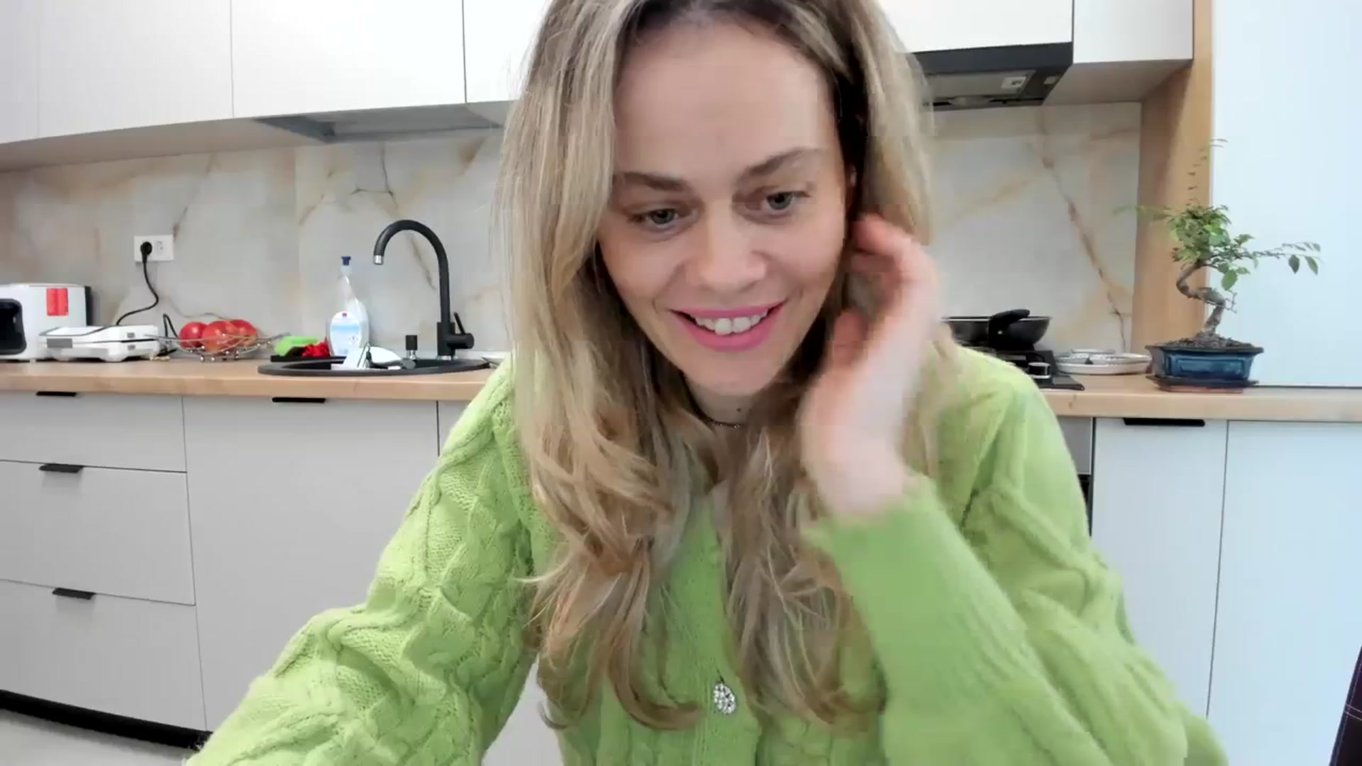 Gallery image thumbnail from DebbyPaige's myfreecams stream on, 03/13/2024, 14:33 image 14 of 20
