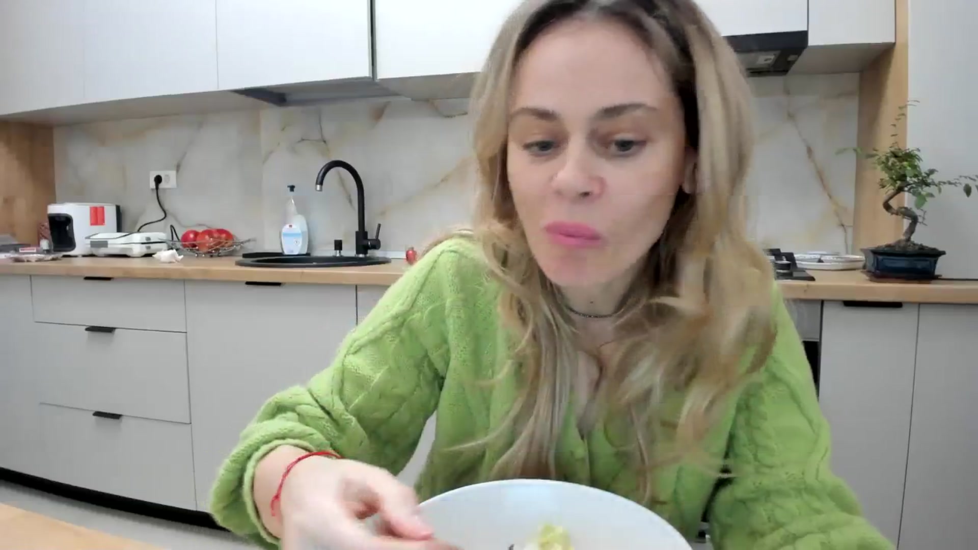 Gallery image thumbnail from DebbyPaige's myfreecams stream on, 03/13/2024, 18:00 image 7 of 20