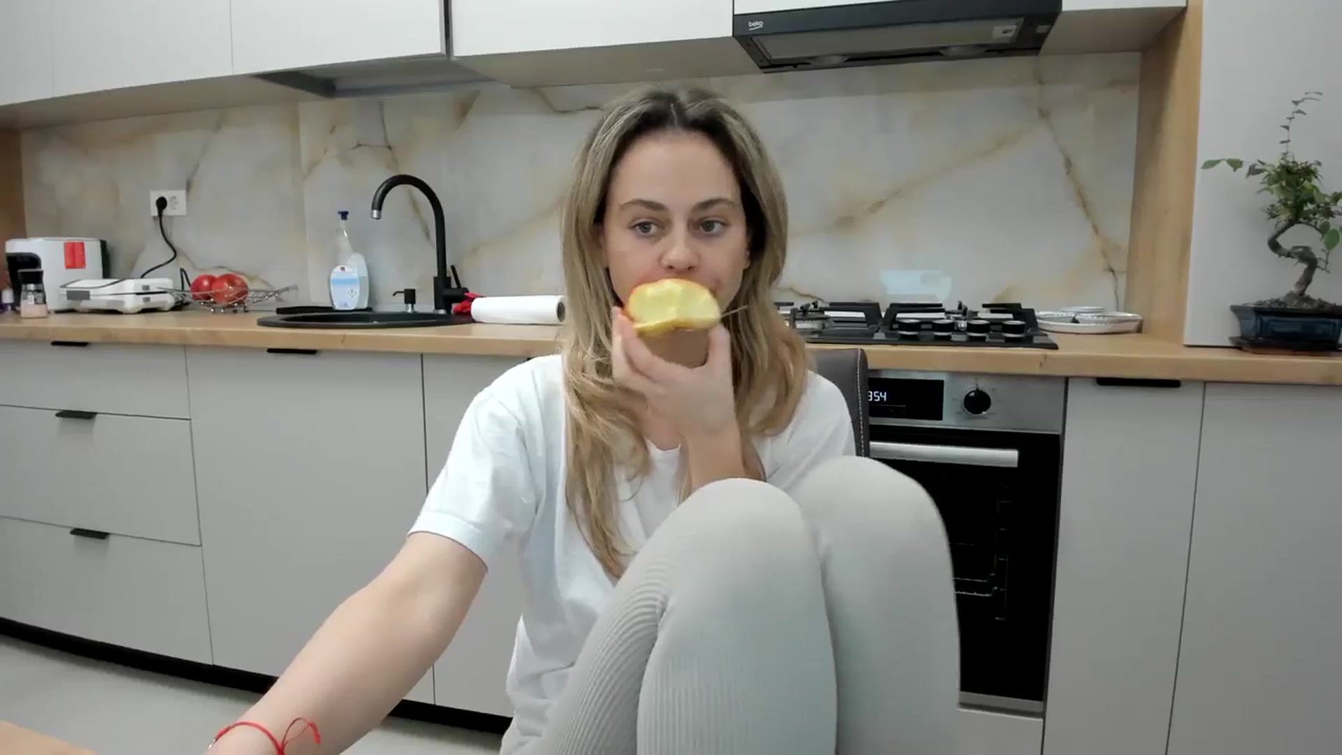Gallery image thumbnail from DebbyPaige's myfreecams stream on, 03/14/2024, 18:04 image 3 of 20