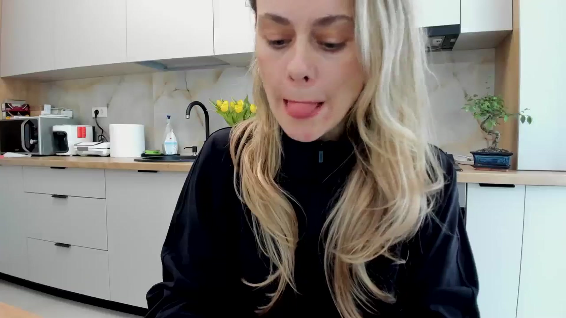 Gallery image thumbnail from DebbyPaige's myfreecams stream on, 03/20/2024, 13:29 image 7 of 20