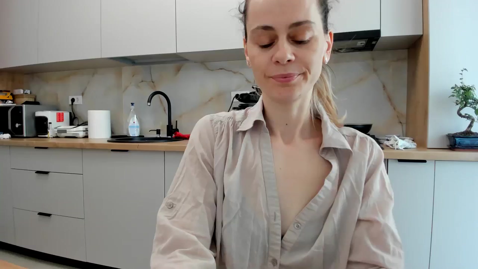 Gallery image thumbnail from DebbyPaige's myfreecams stream on, 03/28/2024, 11:35 image 17 of 20