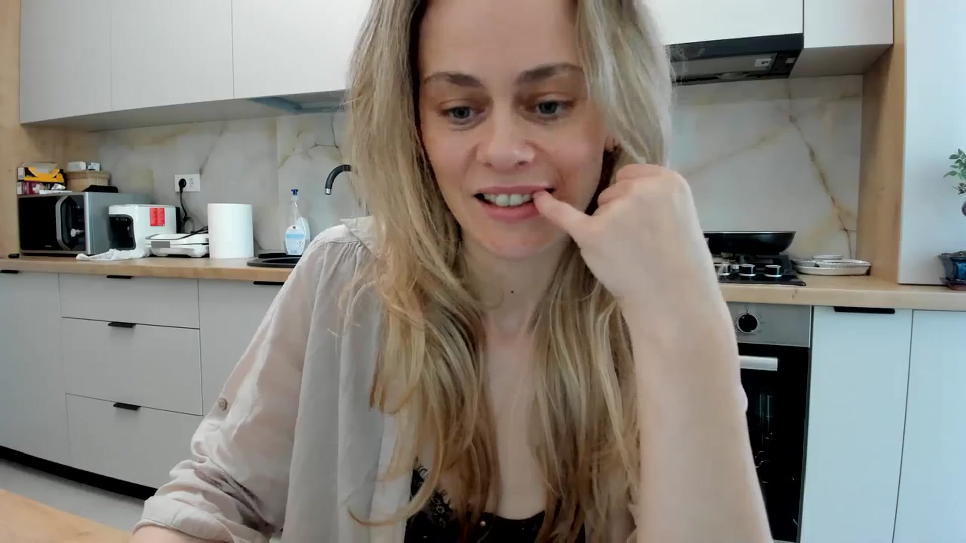 Gallery image thumbnail from DebbyPaige's myfreecams stream on, 03/28/2024, 14:20 image 16 of 20