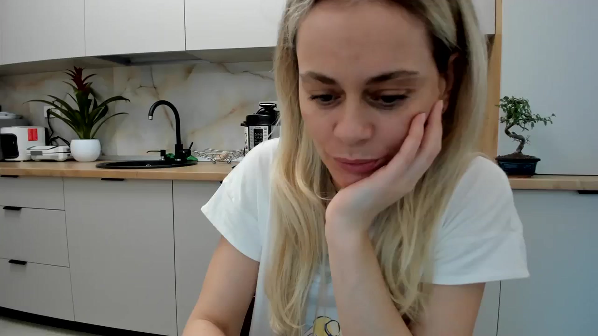 Gallery image thumbnail from DebbyPaige's myfreecams stream on, 04/07/2024, 17:34 image 6 of 20