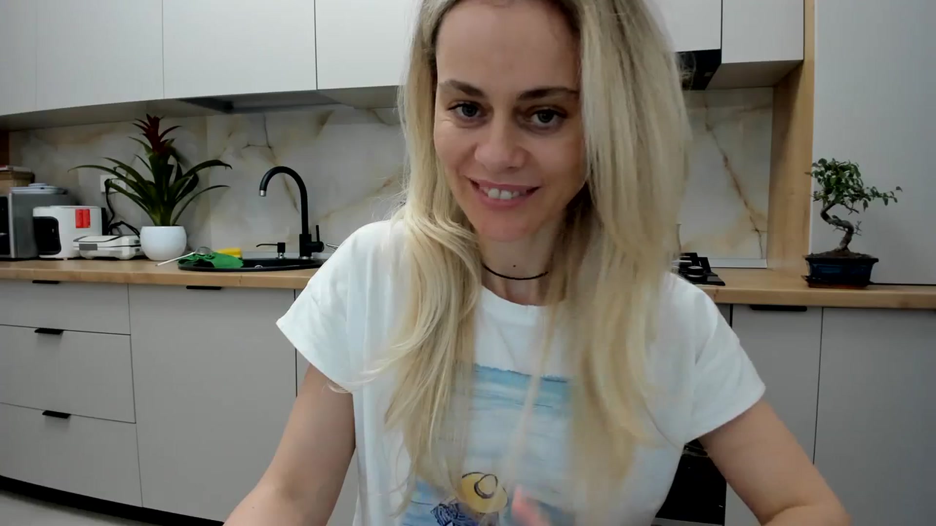 Gallery image thumbnail from DebbyPaige's myfreecams stream on, 04/07/2024, 17:34 image 12 of 20