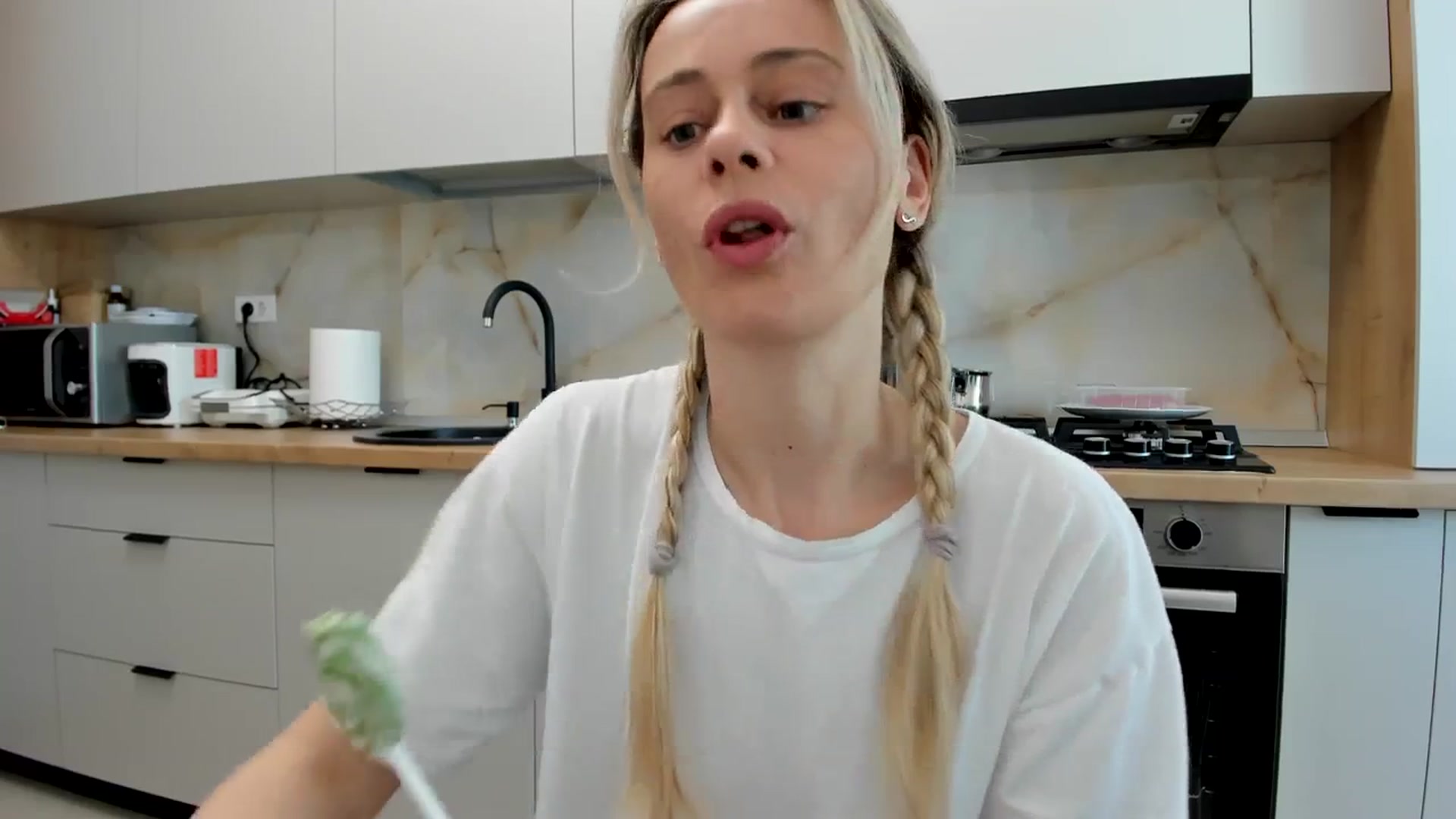 Gallery image thumbnail from DebbyPaige's myfreecams stream on, 04/15/2024, 13:23 image 10 of 20