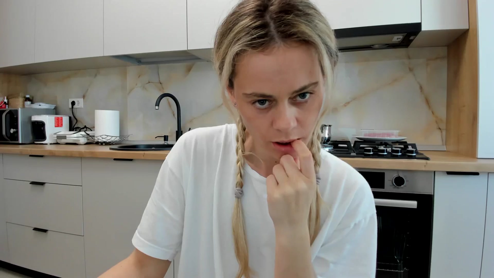 Gallery image thumbnail from DebbyPaige's myfreecams stream on, 04/15/2024, 13:23 image 18 of 20