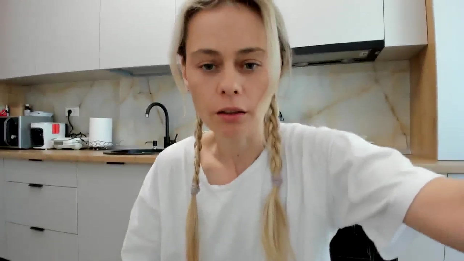 Gallery image thumbnail from DebbyPaige's myfreecams stream on, 04/15/2024, 13:23 image 6 of 20