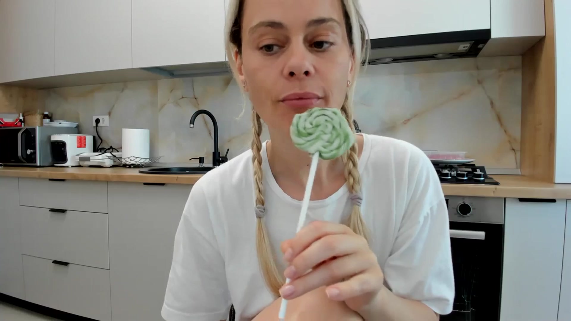 Gallery image thumbnail from DebbyPaige's myfreecams stream on, 04/15/2024, 13:23 image 11 of 20