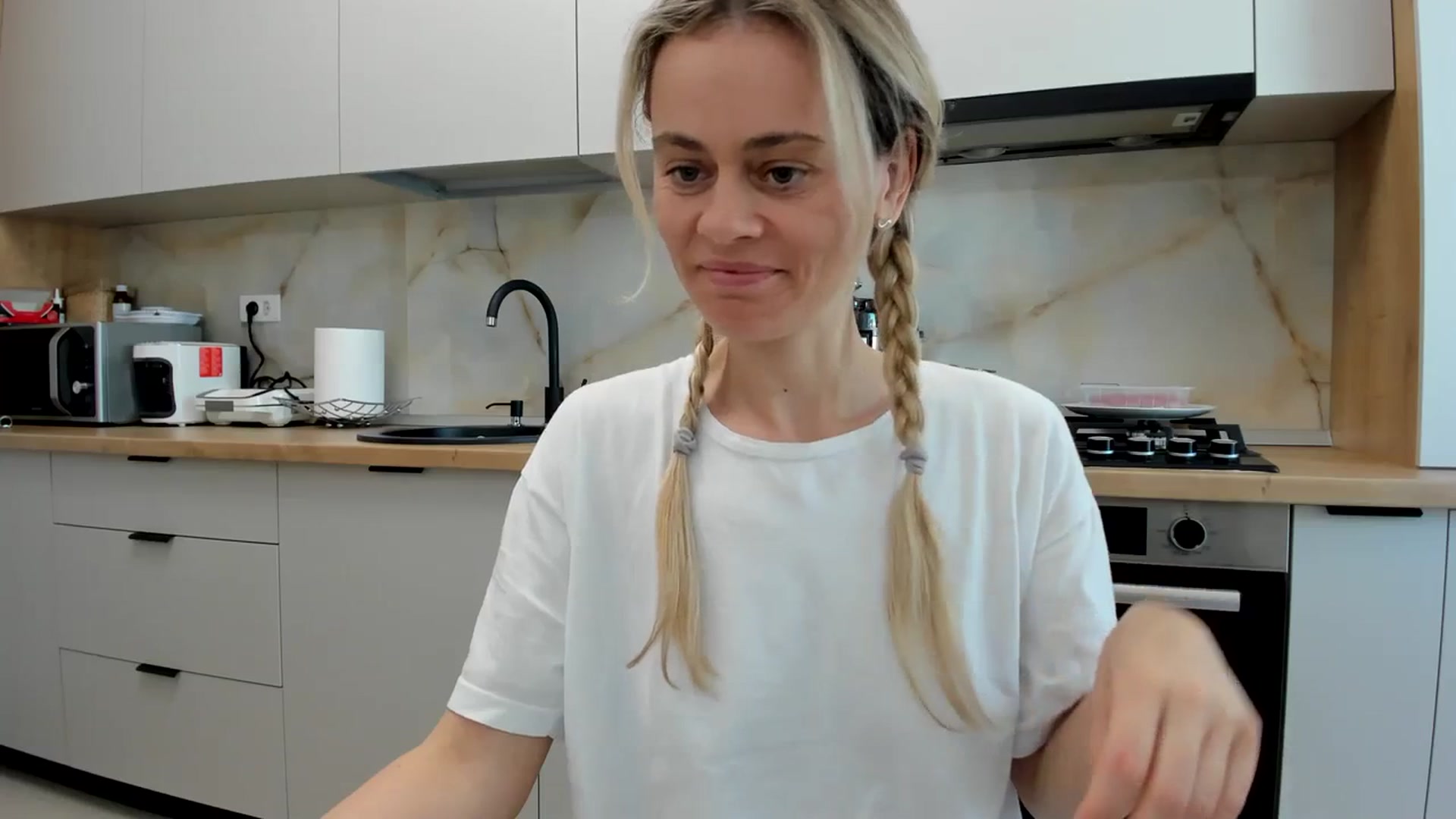 Gallery image thumbnail from DebbyPaige's myfreecams stream on, 04/15/2024, 13:23 image 15 of 20