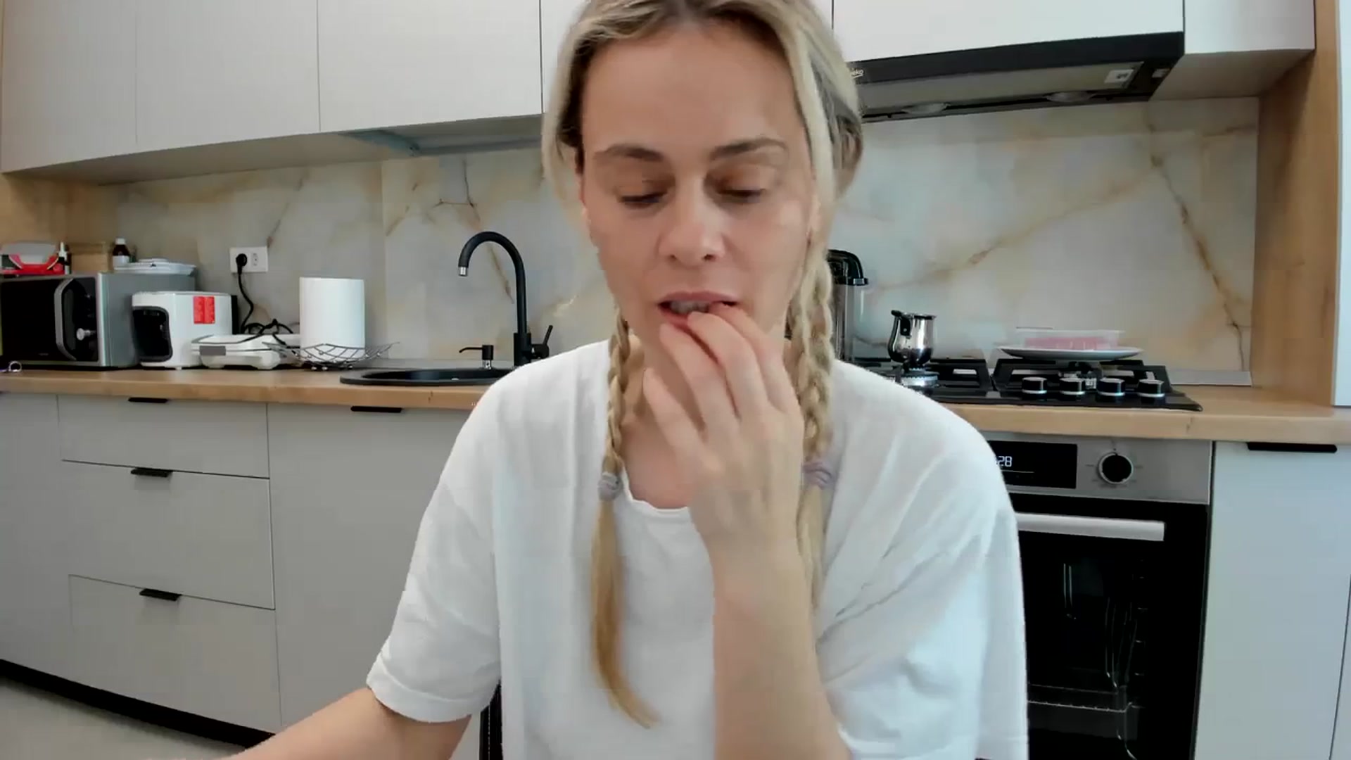 Gallery image thumbnail from DebbyPaige's myfreecams stream on, 04/15/2024, 13:23 image 3 of 20