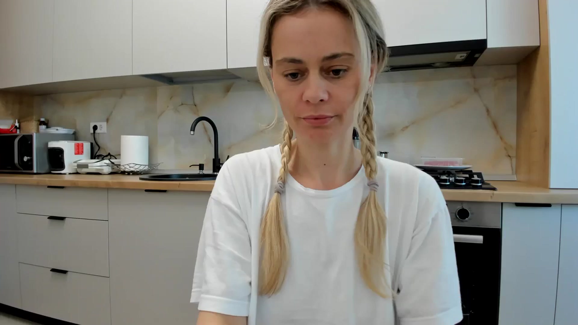 Gallery image thumbnail from DebbyPaige's myfreecams stream on, 04/15/2024, 14:28 image 10 of 20