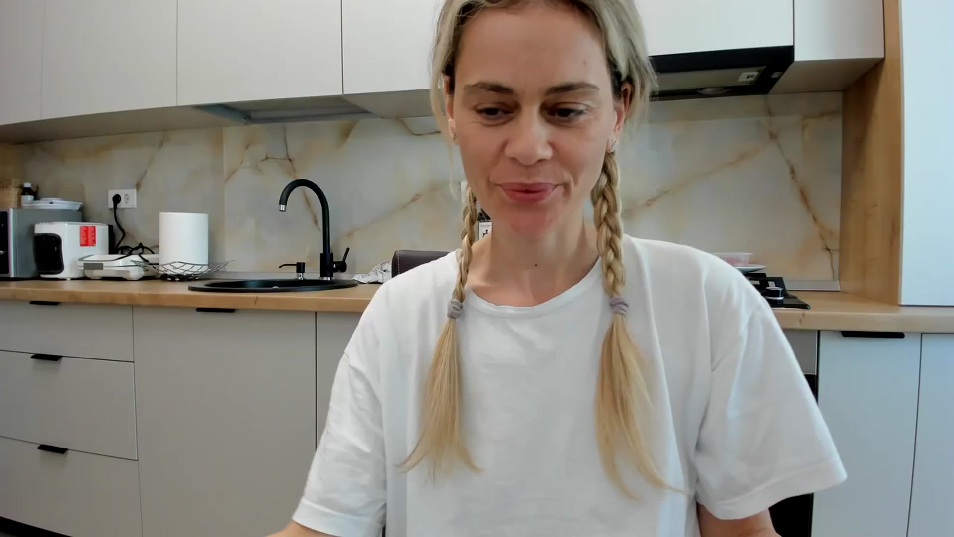 Gallery image thumbnail from DebbyPaige's myfreecams stream on, 04/15/2024, 14:28 image 2 of 20