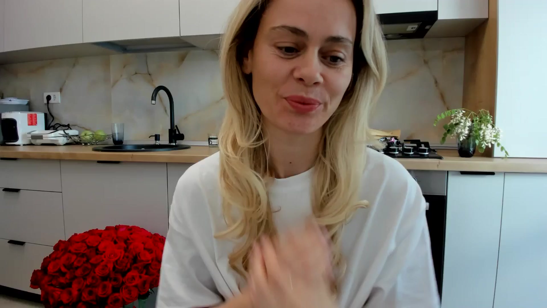 Gallery image thumbnail from DebbyPaige's myfreecams stream on, 04/19/2024, 12:57 image 17 of 20