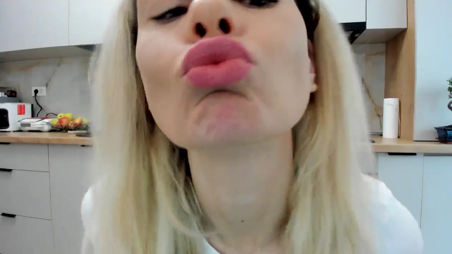 Gallery image thumbnail from DebbyPaige's myfreecams stream on, 04/22/2024, 10:35 image 18 of 20
