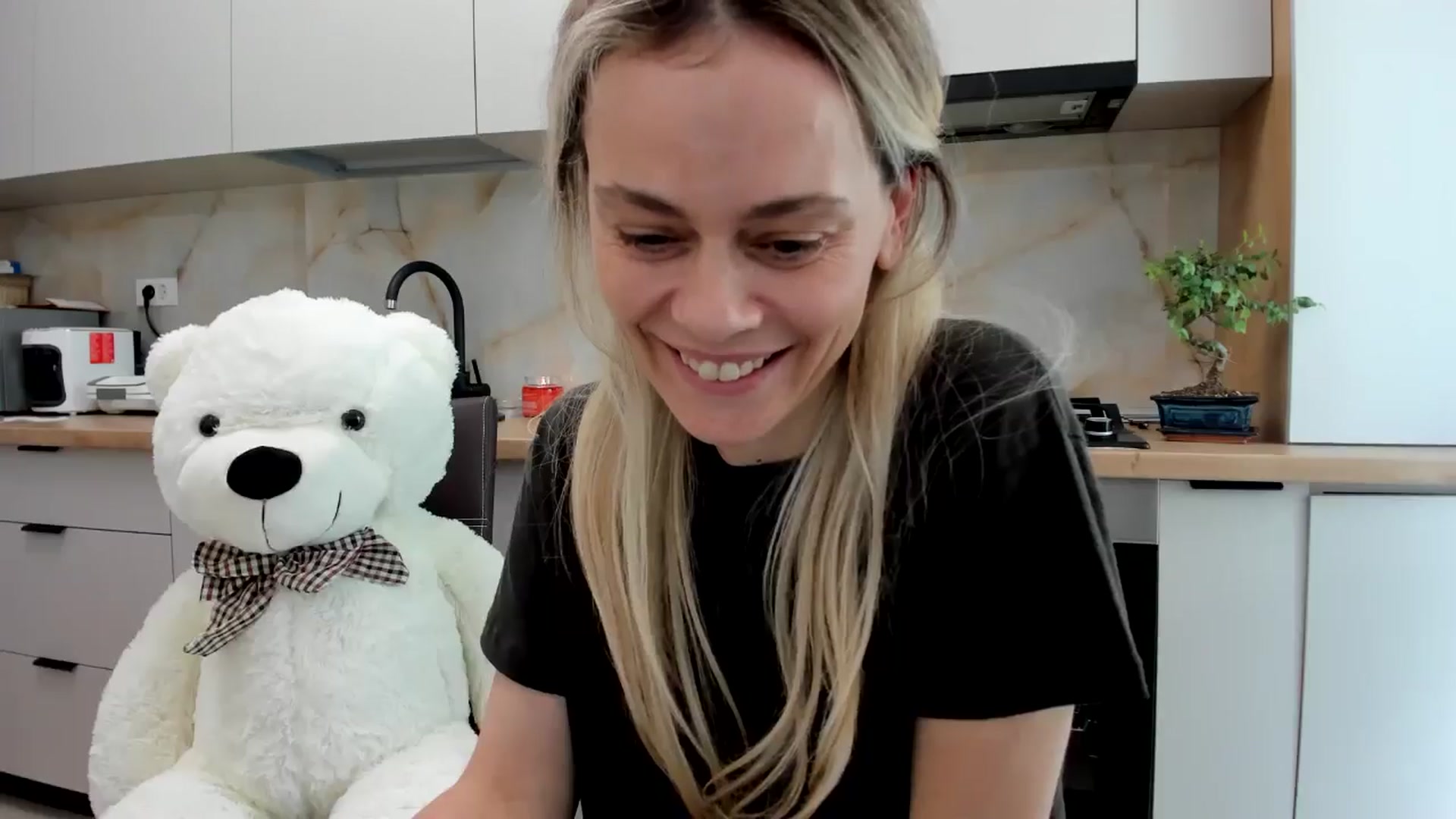 Gallery image thumbnail from DebbyPaige's myfreecams stream on, 05/13/2024, 14:33 image 10 of 20