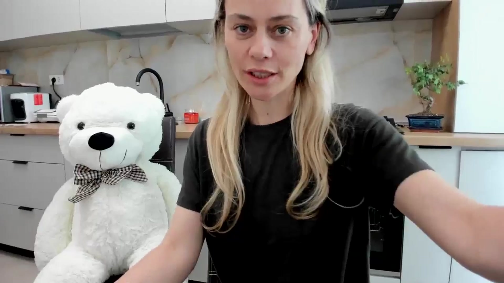Gallery image thumbnail from DebbyPaige's myfreecams stream on, 05/13/2024, 14:33 image 11 of 20