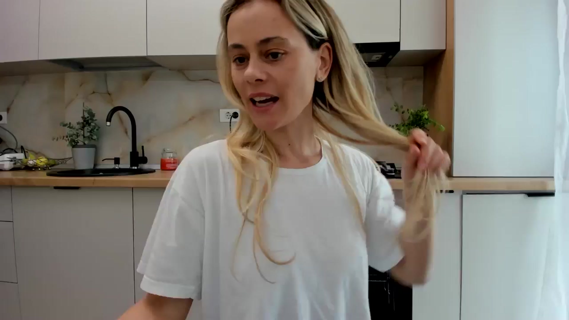 Gallery image thumbnail from DebbyPaige's myfreecams stream on, 05/17/2024, 11:00 image 5 of 20