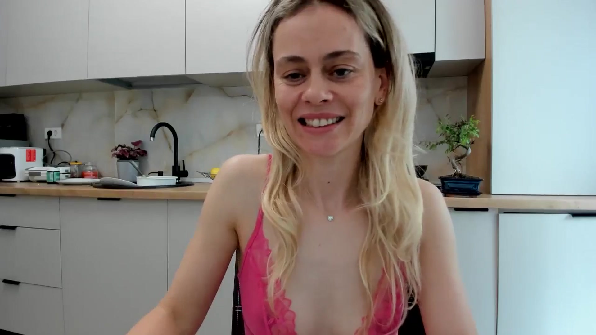 Gallery image thumbnail from DebbyPaige's myfreecams stream on, 05/19/2024, 12:46 image 18 of 20