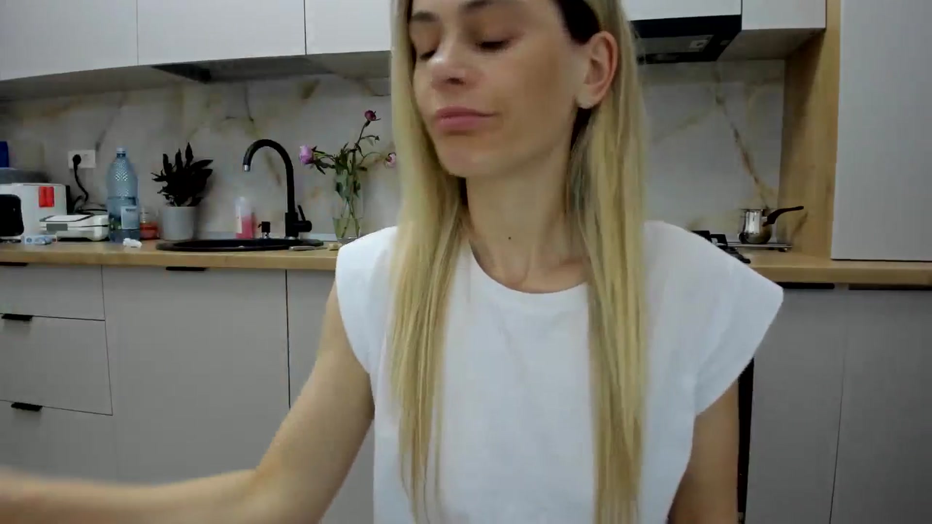 Gallery image thumbnail from DebbyPaige's myfreecams stream on, 05/24/2024, 20:24 image 14 of 20