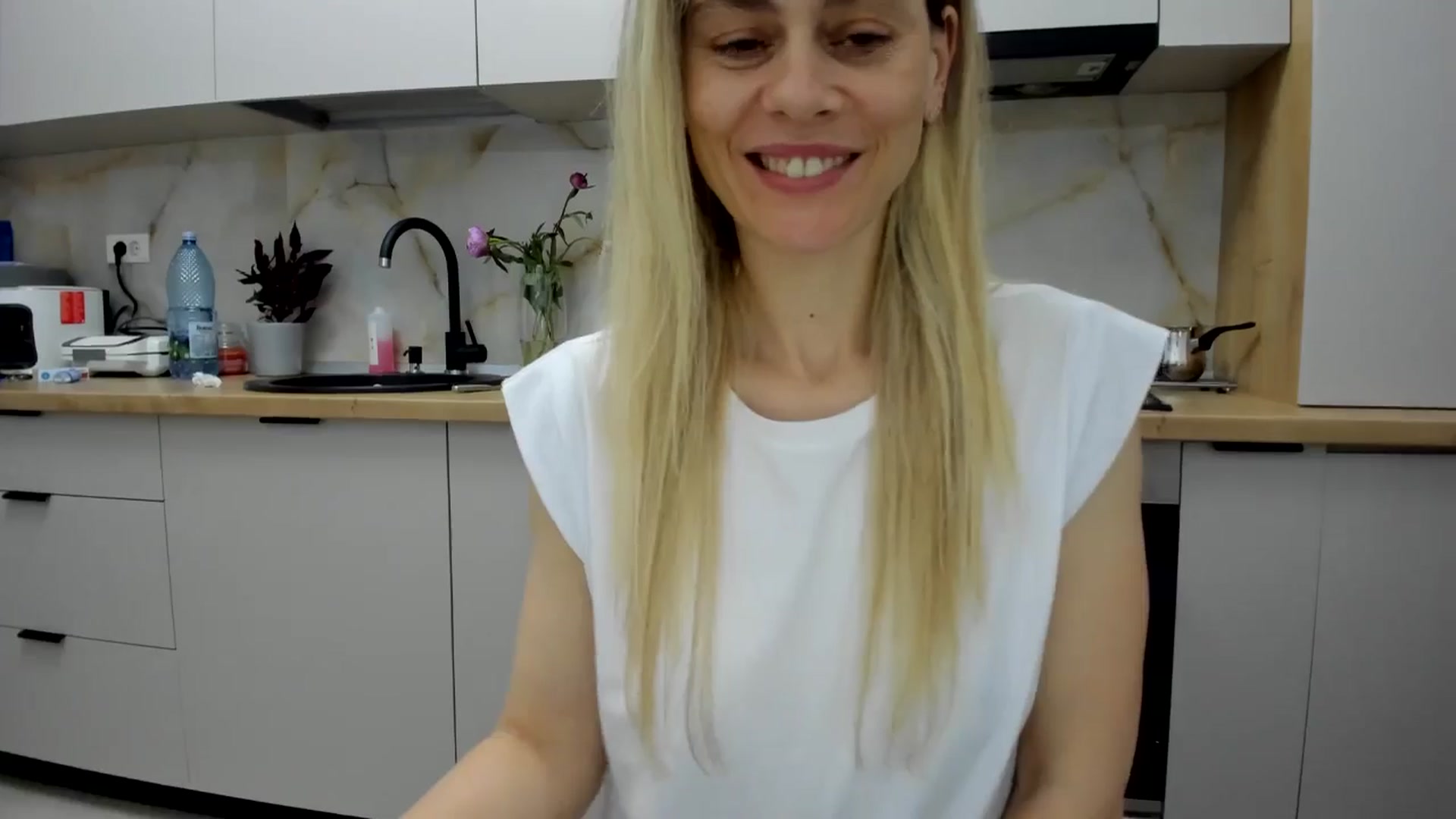 Gallery image thumbnail from DebbyPaige's myfreecams stream on, 05/24/2024, 20:24 image 17 of 20