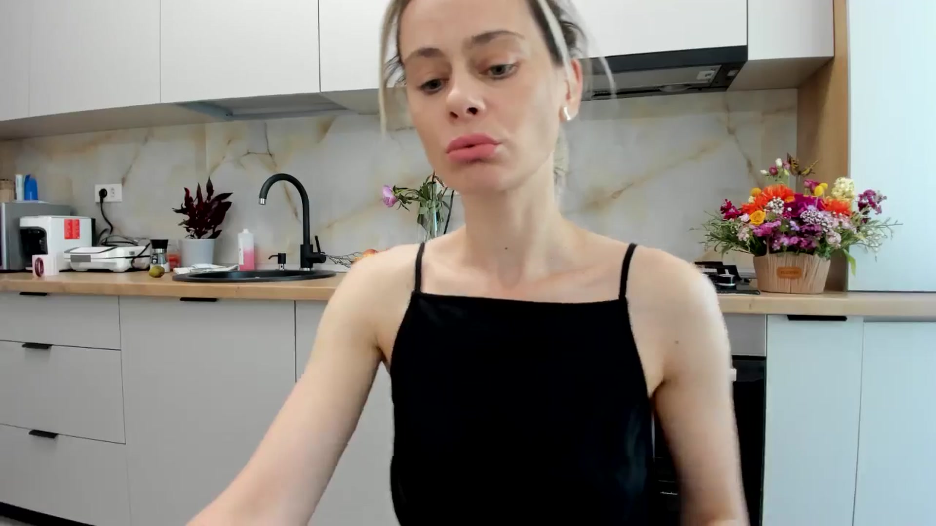 Gallery image thumbnail from DebbyPaige's myfreecams stream on, 05/26/2024, 12:40 image 14 of 20