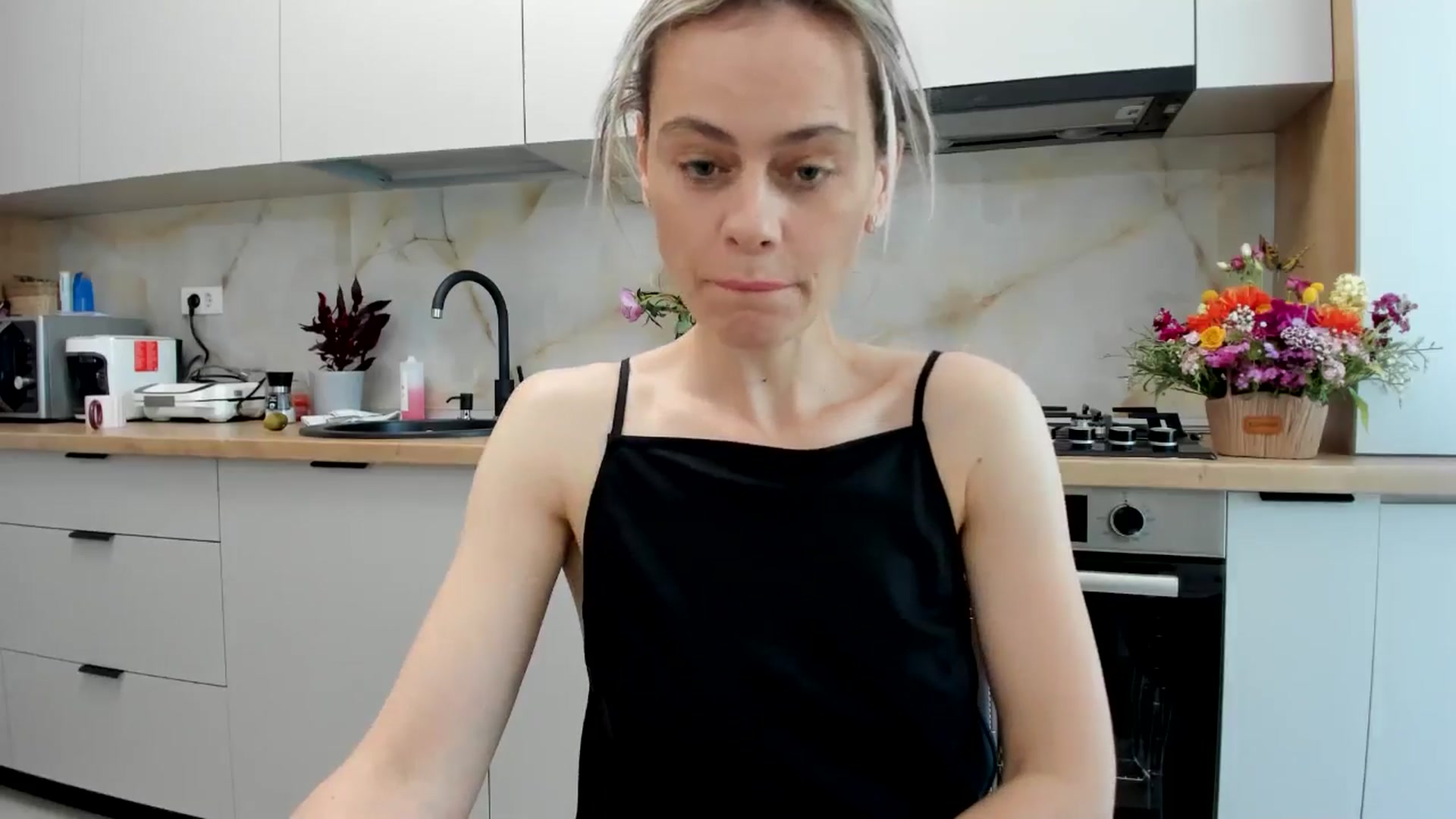 Gallery image thumbnail from DebbyPaige's myfreecams stream on, 05/26/2024, 12:40 image 16 of 20