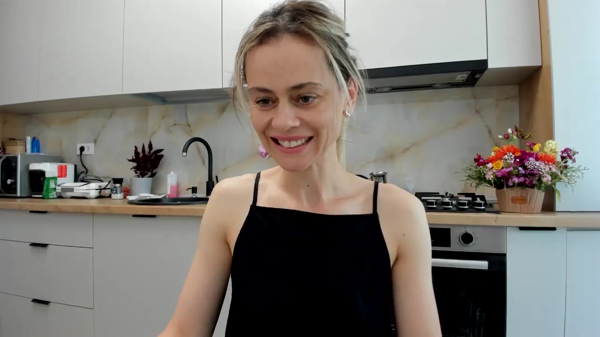 Gallery image thumbnail from DebbyPaige's myfreecams stream on, 05/26/2024, 13:19 image 11 of 20