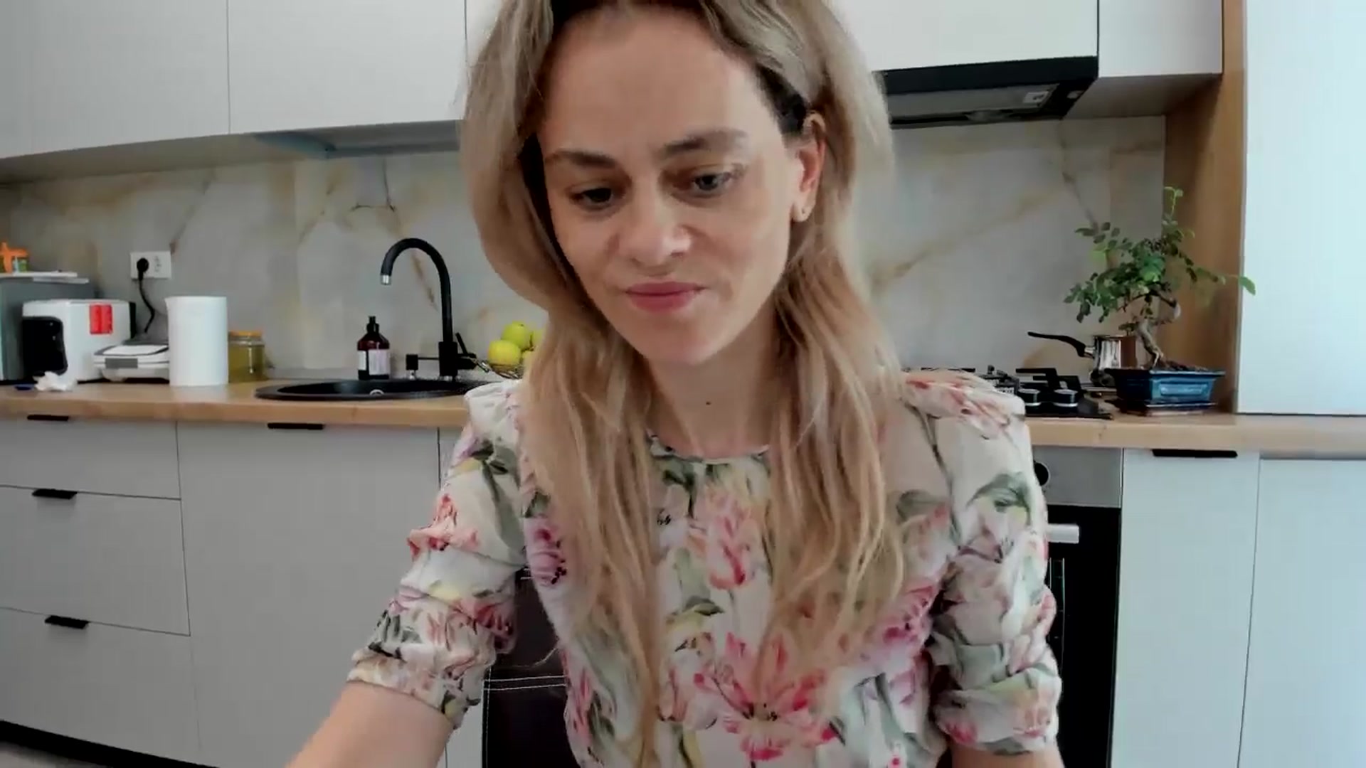 Gallery image thumbnail from DebbyPaige's myfreecams stream on, 06/19/2024, 13:13 image 11 of 20