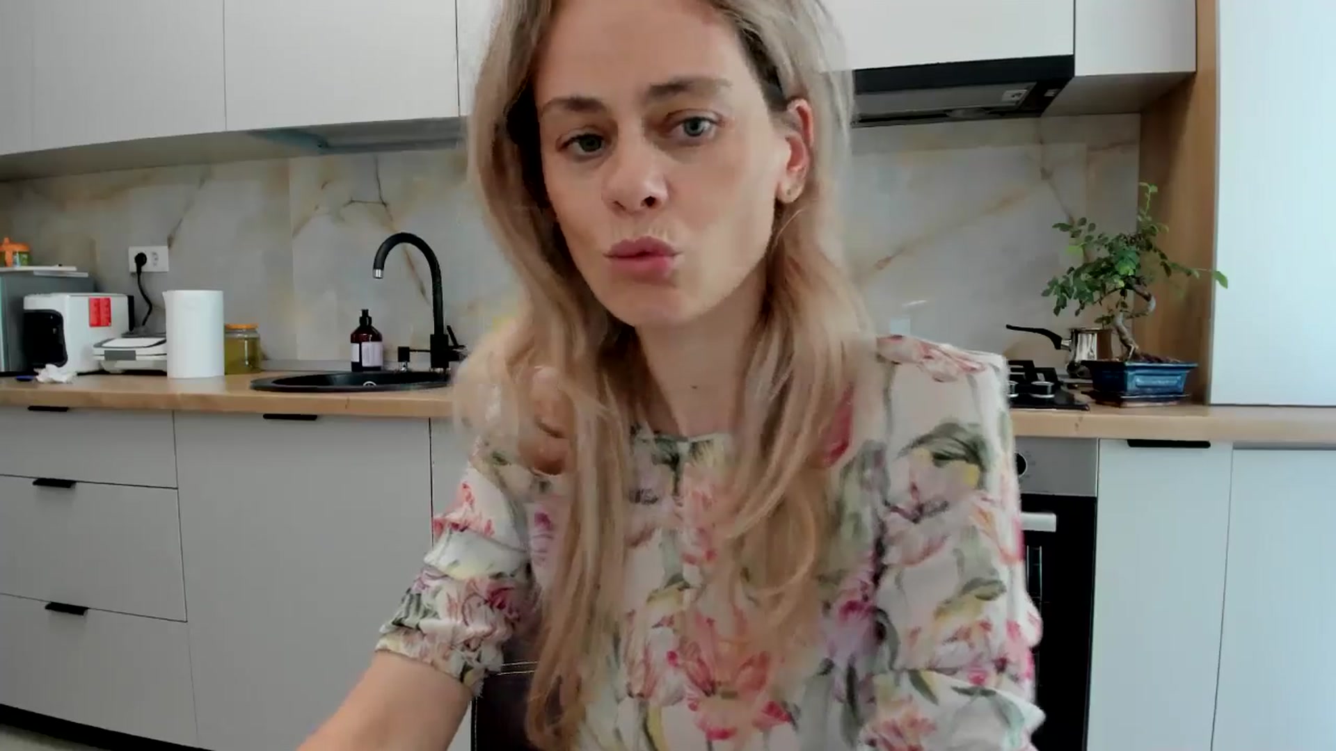 Gallery image thumbnail from DebbyPaige's myfreecams stream on, 06/19/2024, 13:13 image 9 of 20