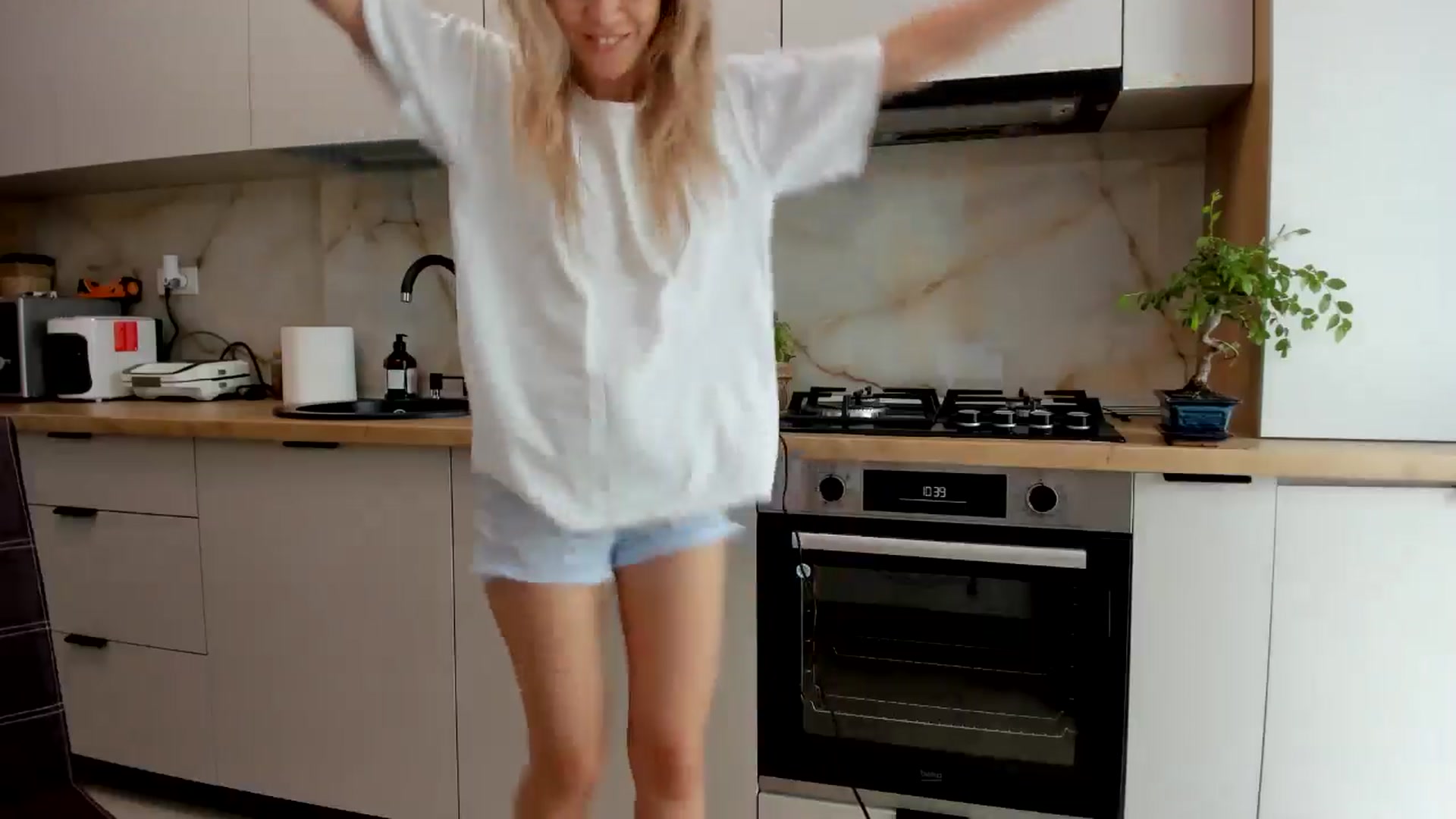 Gallery image thumbnail from DebbyPaige's myfreecams stream on, 06/21/2024, 10:28 image 3 of 20