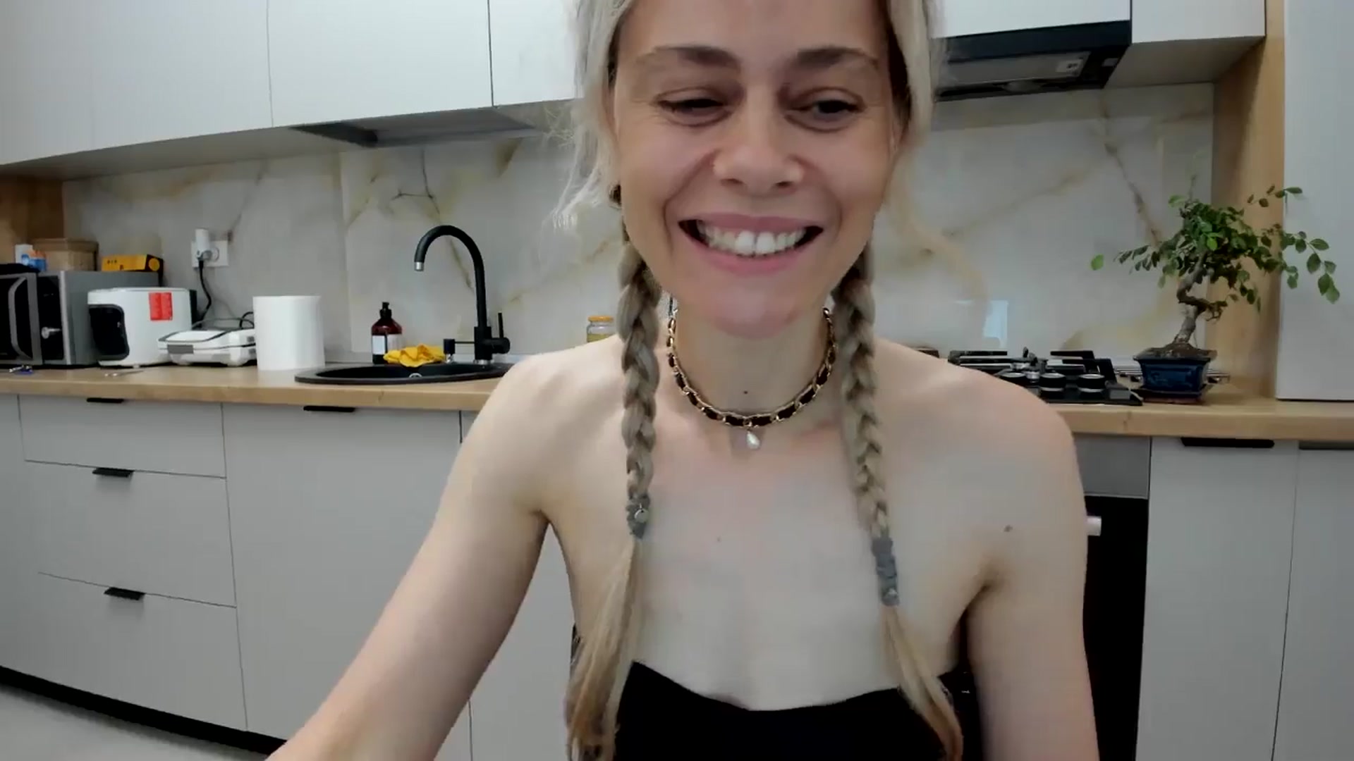 Gallery image thumbnail from DebbyPaige's myfreecams stream on, 06/22/2024, 20:34 image 17 of 20