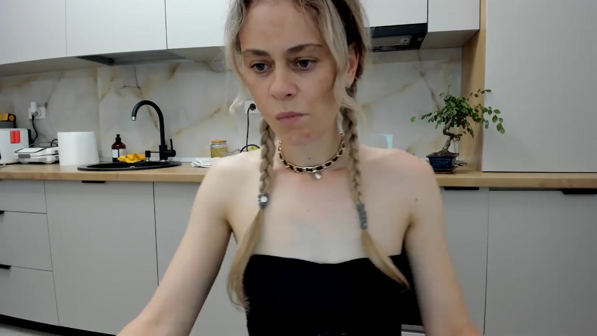 Gallery image thumbnail from DebbyPaige's myfreecams stream on, 06/22/2024, 21:25 image 17 of 20