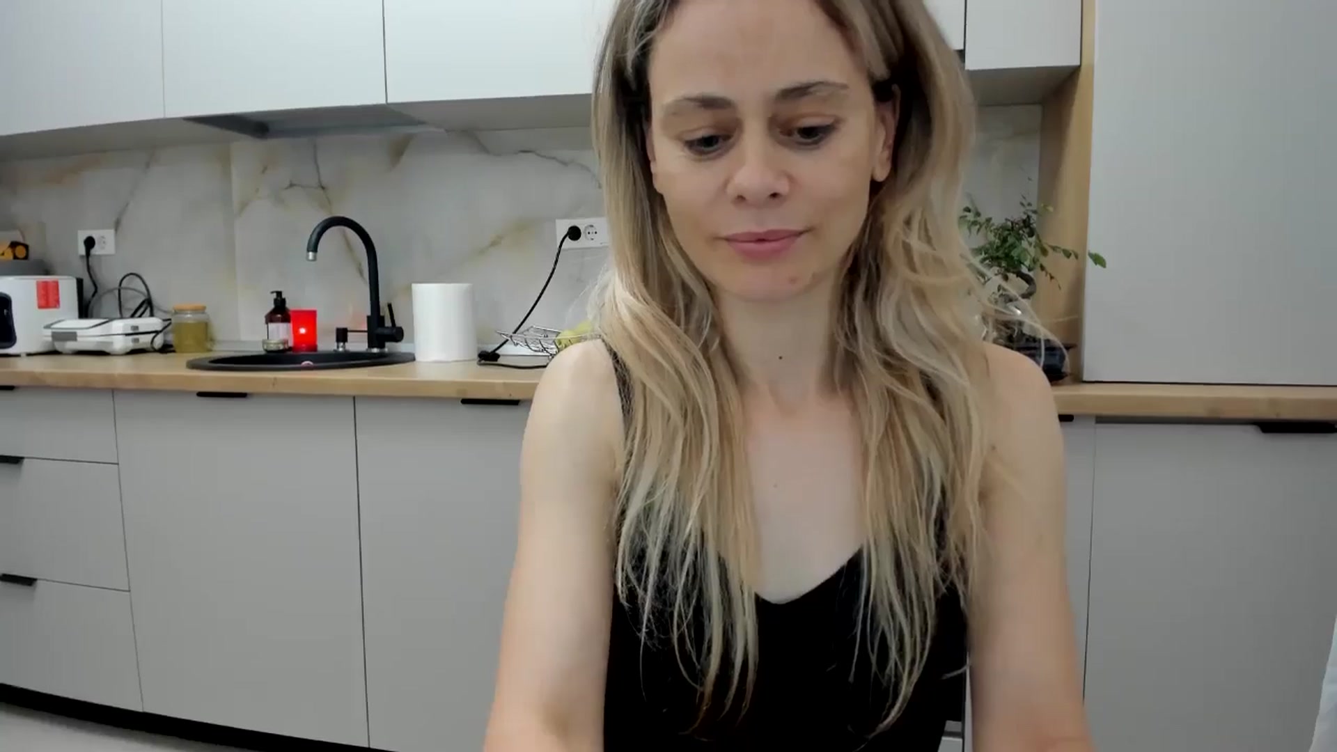 Gallery image thumbnail from DebbyPaige's myfreecams stream on, 06/24/2024, 19:52 image 17 of 20