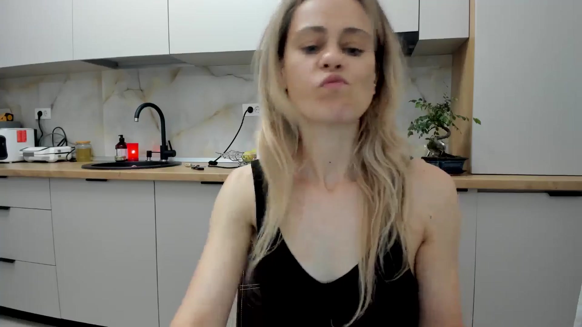 Gallery image thumbnail from DebbyPaige's myfreecams stream on, 06/24/2024, 21:57 image 2 of 20