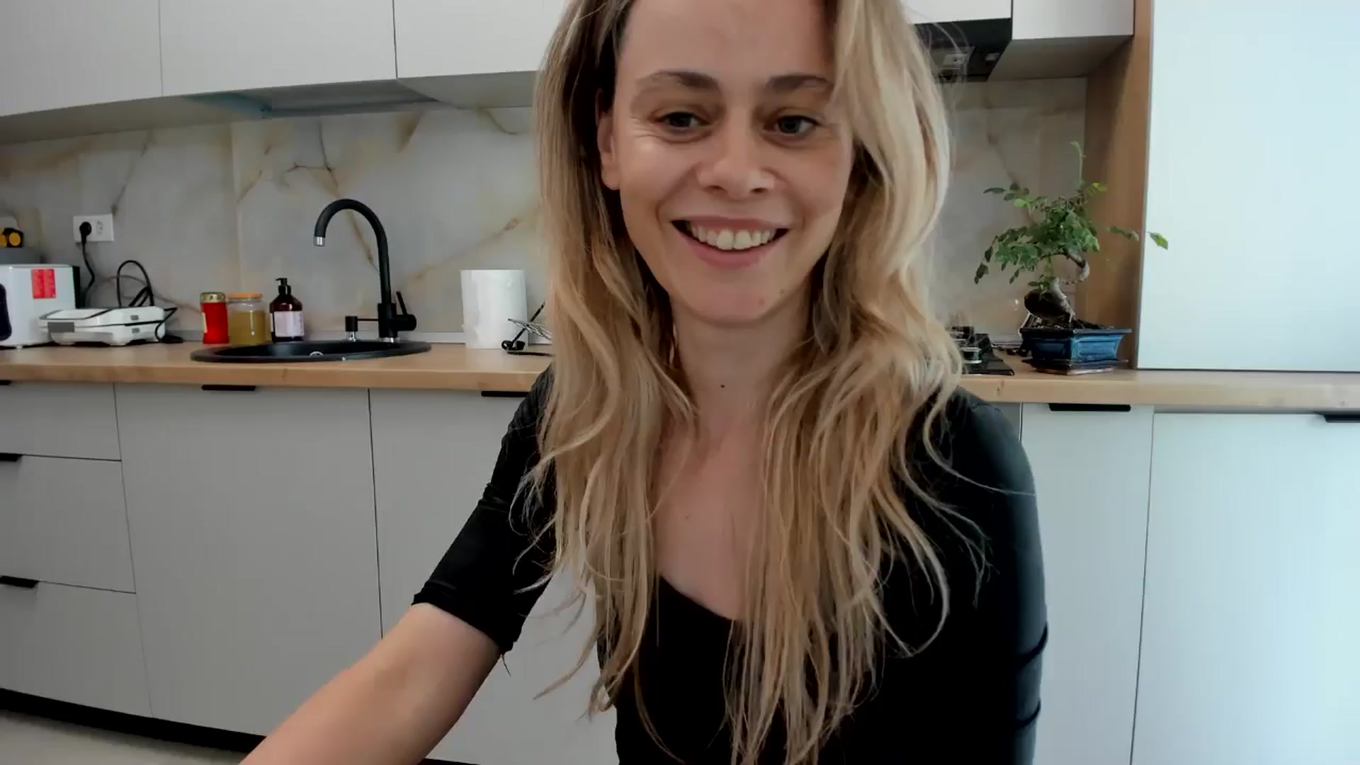 Gallery image thumbnail from DebbyPaige's myfreecams stream on, 06/25/2024, 14:28 image 16 of 20