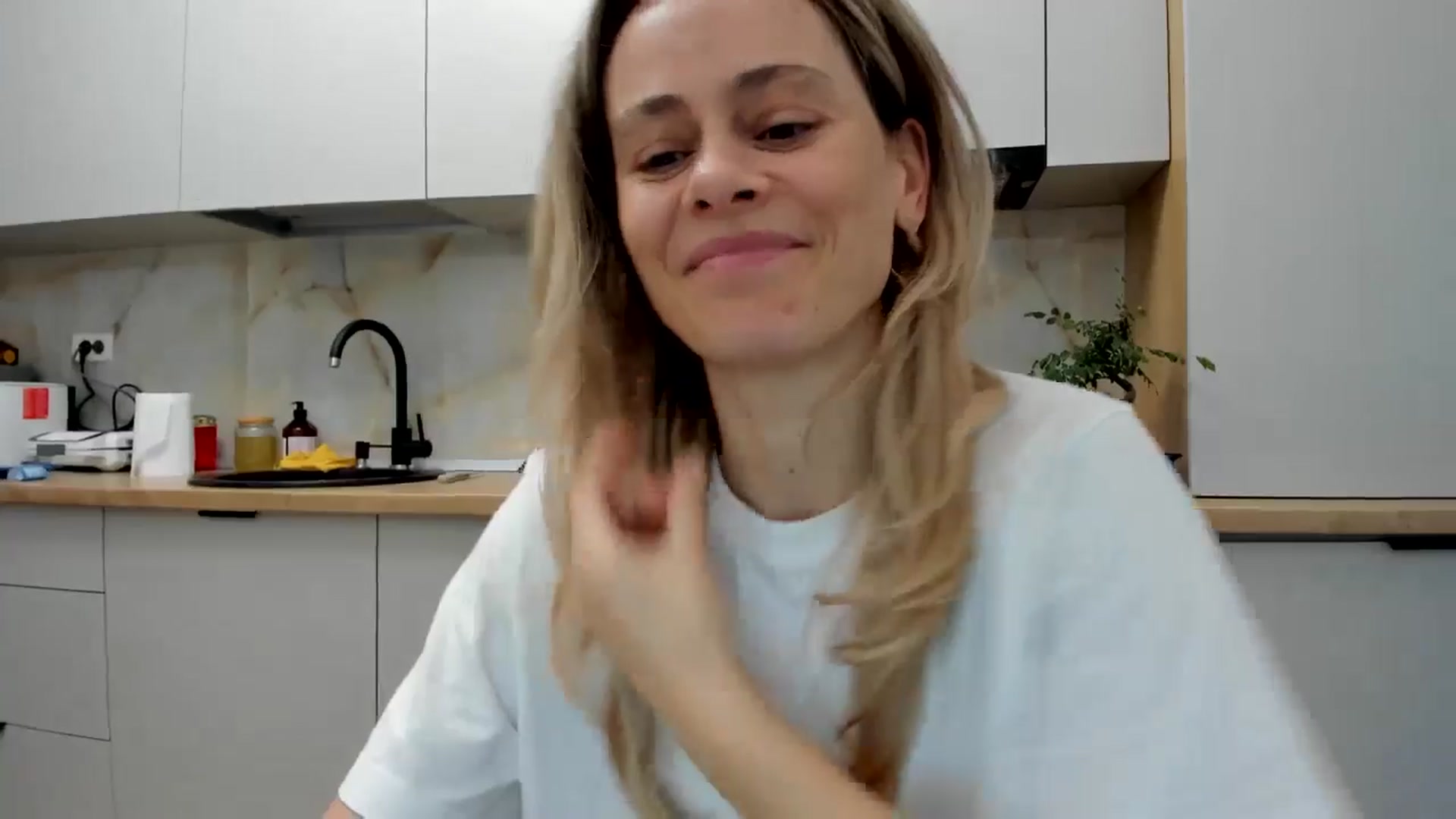 Gallery image thumbnail from DebbyPaige's myfreecams stream on, 06/26/2024, 18:53 image 10 of 20